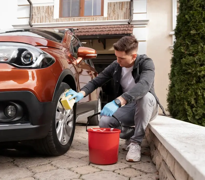 Lavage auto à domicile Les Monts-Verts : professionnel intervenant sur un véhicule
